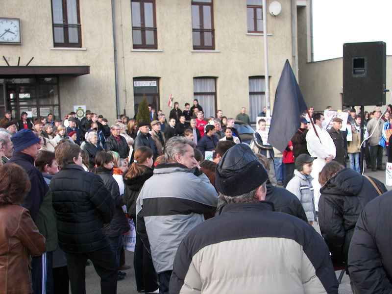 2007-02-23 Demonstráció a vasútállomás előtt