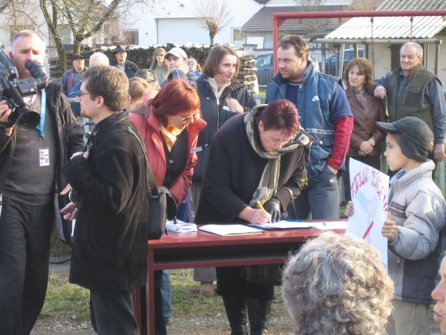 2007-02-23 Demonstráció a vasútállomás előtt