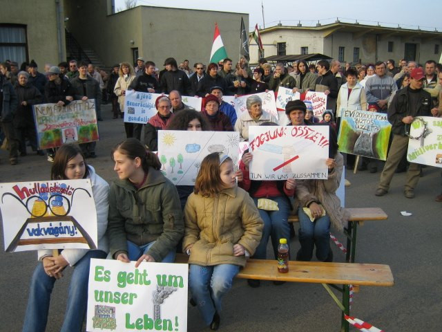 2007-02-23 Demonstráció a vasútállomás előtt