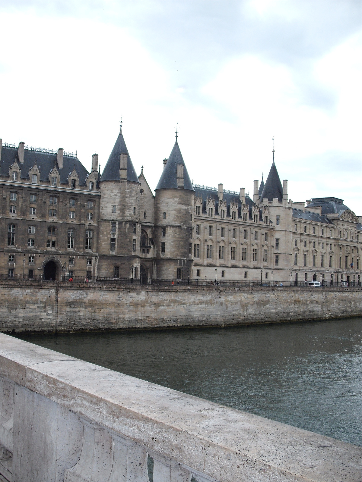 Conciergerie(középkori börtön)