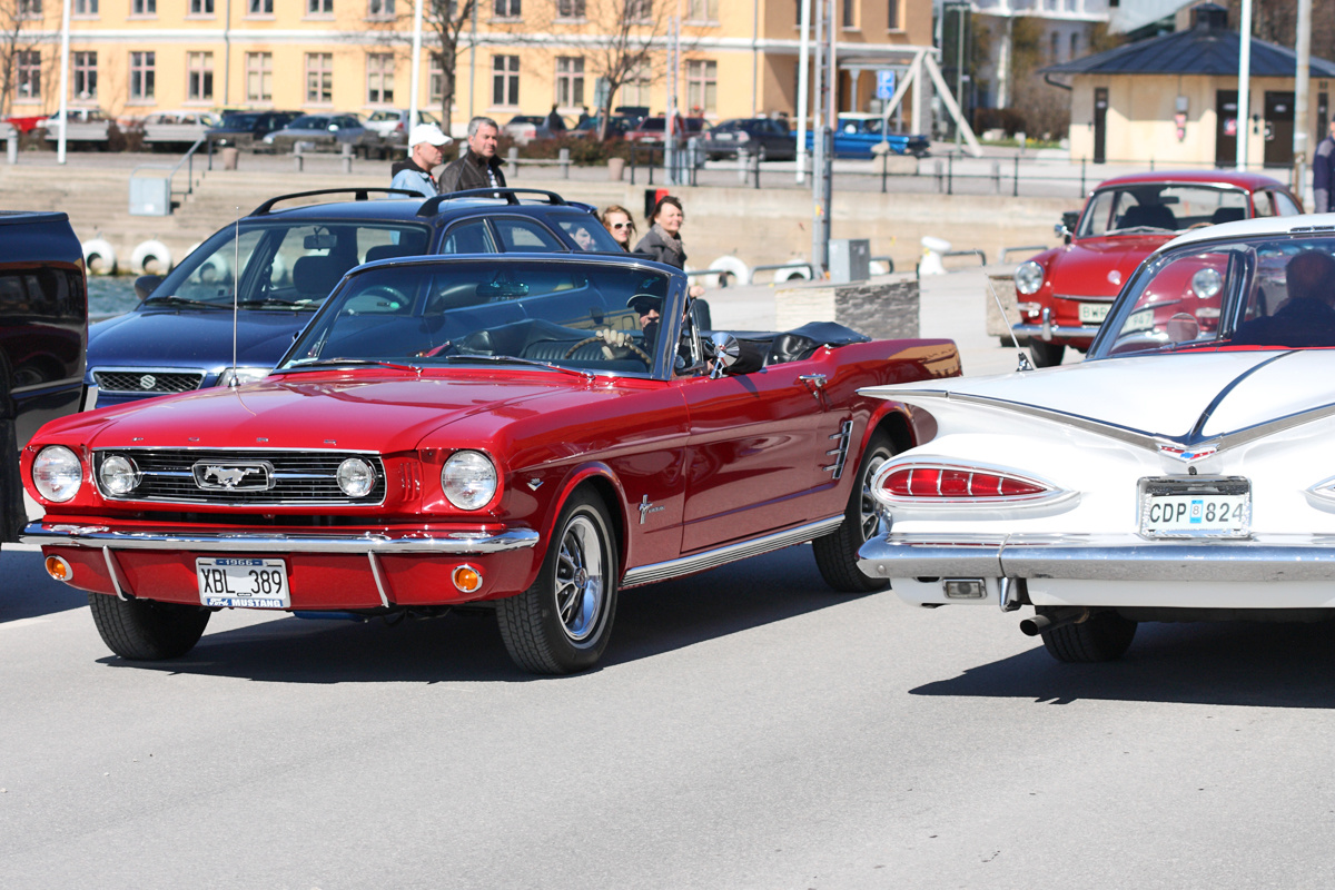 Ford Mustang 1966 és Chevrolet Impala 1959