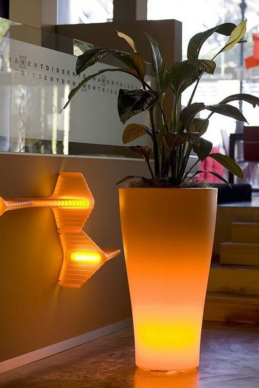 Light-outdoor-garden-pots-Llum-by-Vondom-01