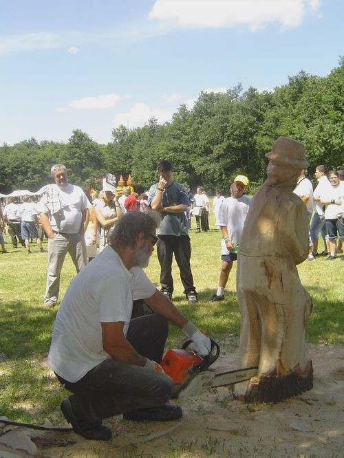 062 Mónus Béla láncfűrészes szobor faragása