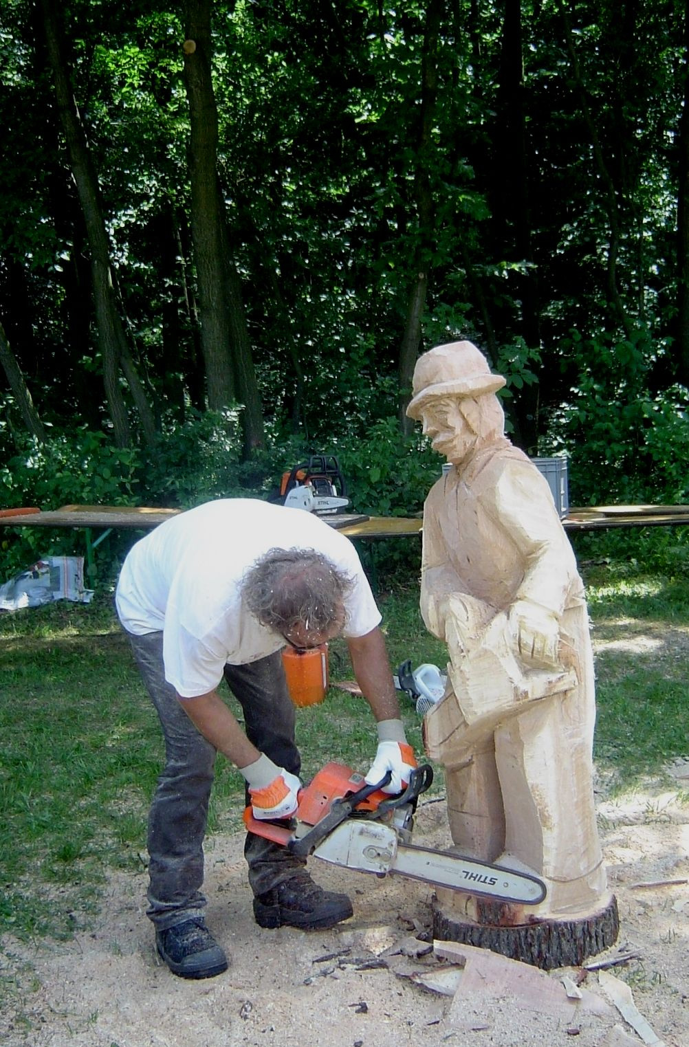 081 Mónus Béla láncfűrészes szobor faragása (53)