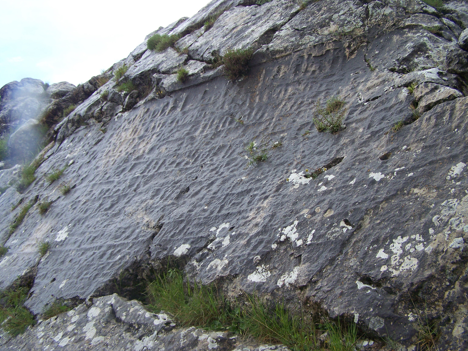 Hattusas, Niszán tas, Hettita írás a sziklán