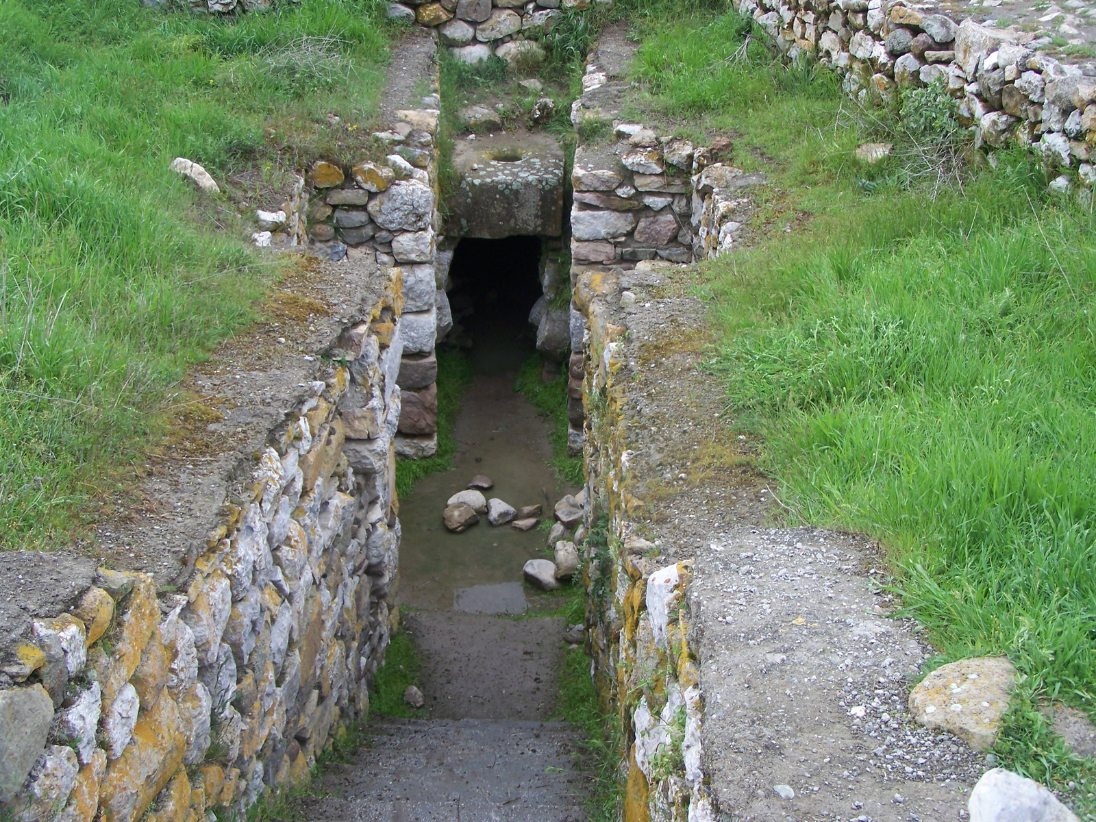 Alacahöyük, alagút bejárata
