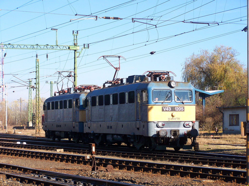 V43 - 1205 + V43 - 1114 Kiskunhalas (2010.11.06).