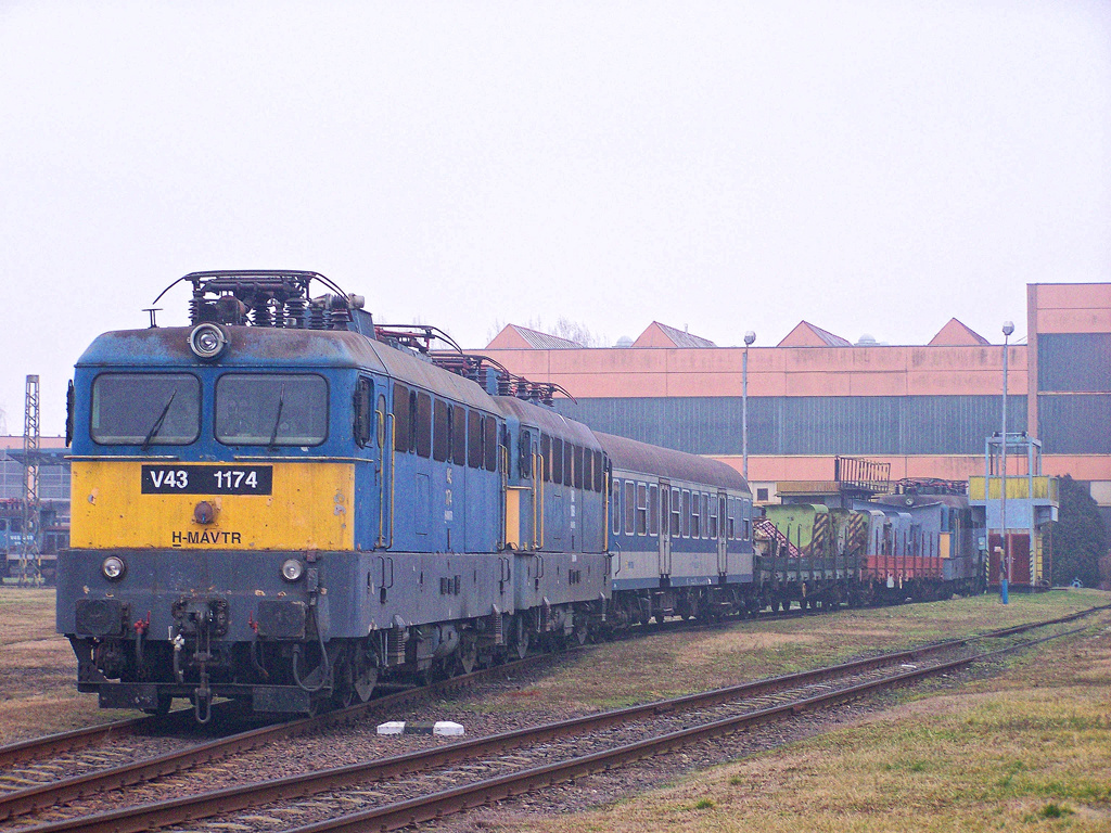 V43 - 1174 + V43 - 1153 Dombóvár (2011.01.27).