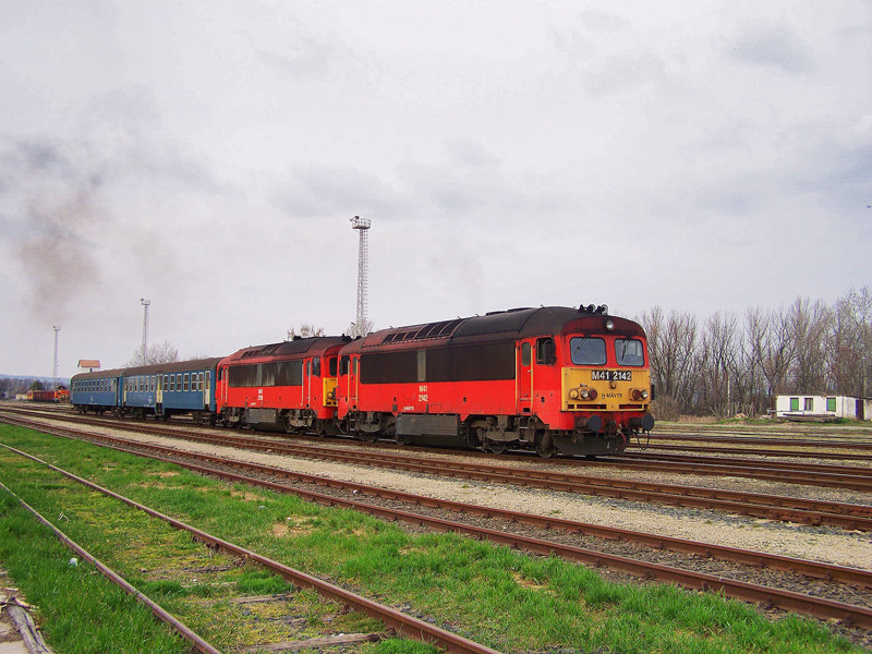 M41 - 2142 + M41 - 2126 Bátaszék (2009.03.17).