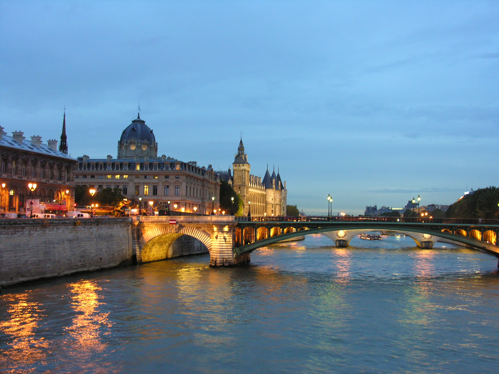 Сена на французском. Набережная Сены в Париже. Река сена во Франции. Река сена в Париже. La seine в Париж.