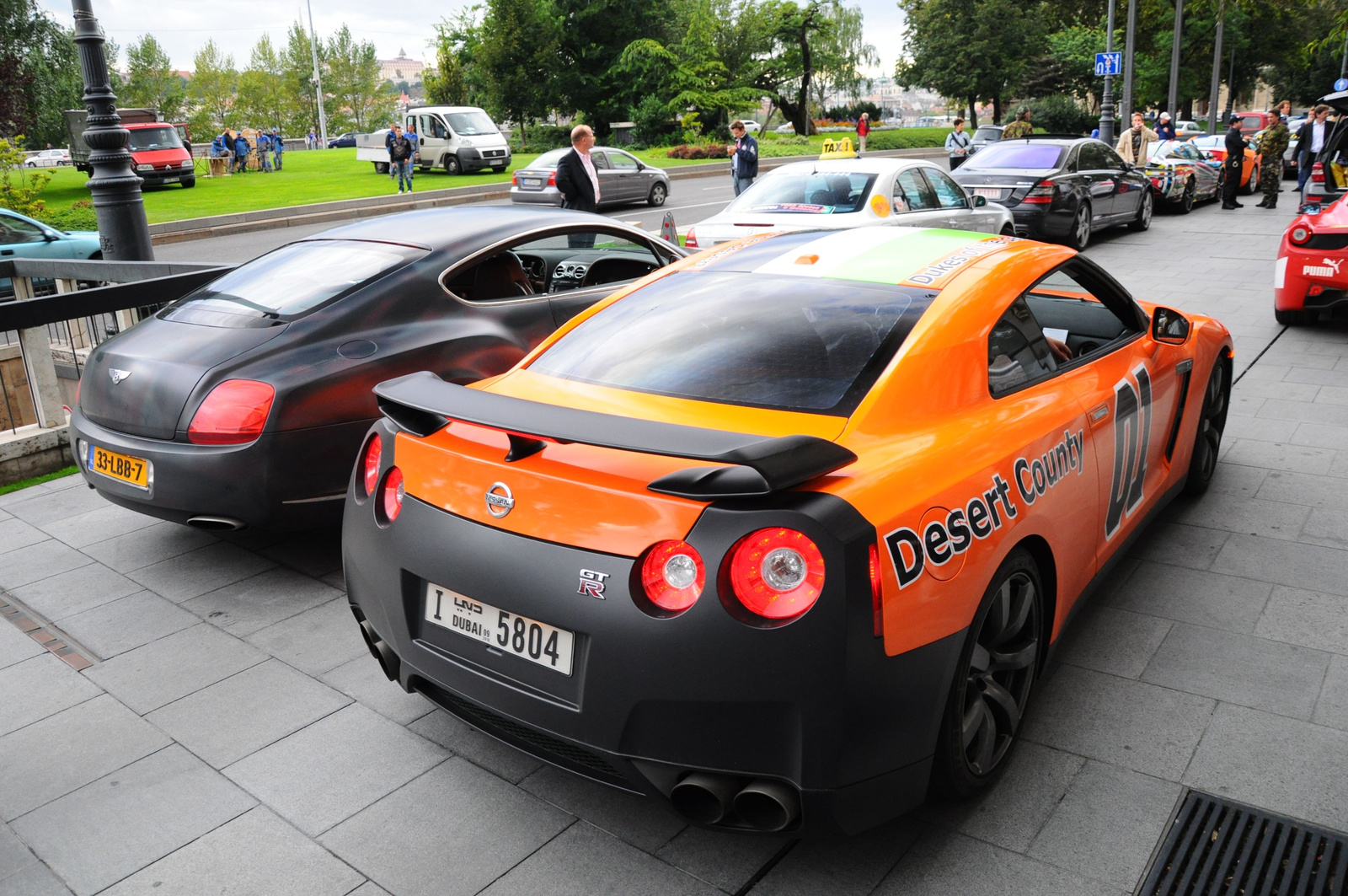 Dupla 170 Nissan GTR & Bentley GT Speed