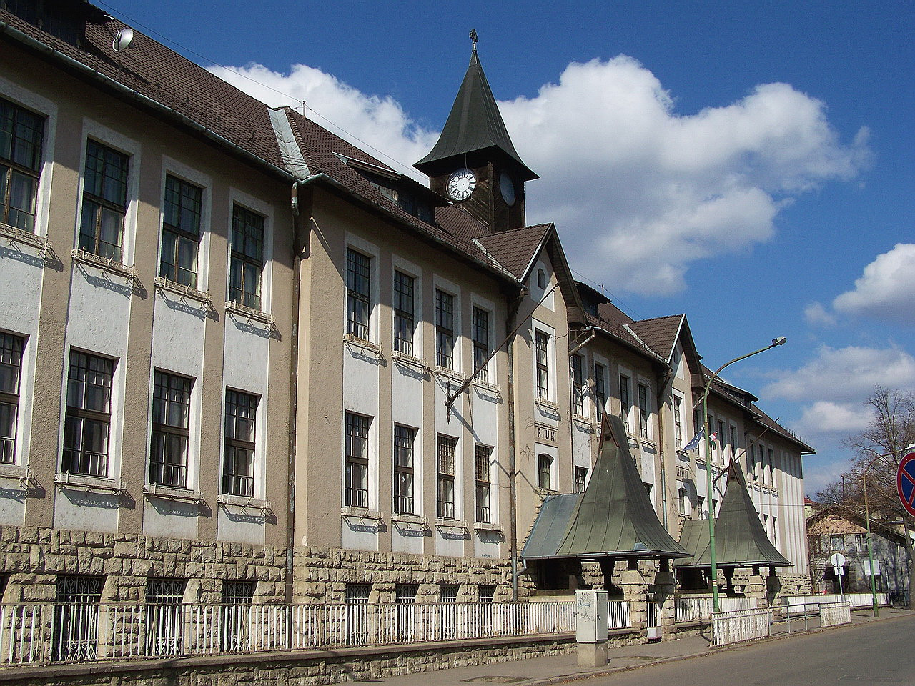 Salgótarjáni képek, a Petőfi iskola épülete