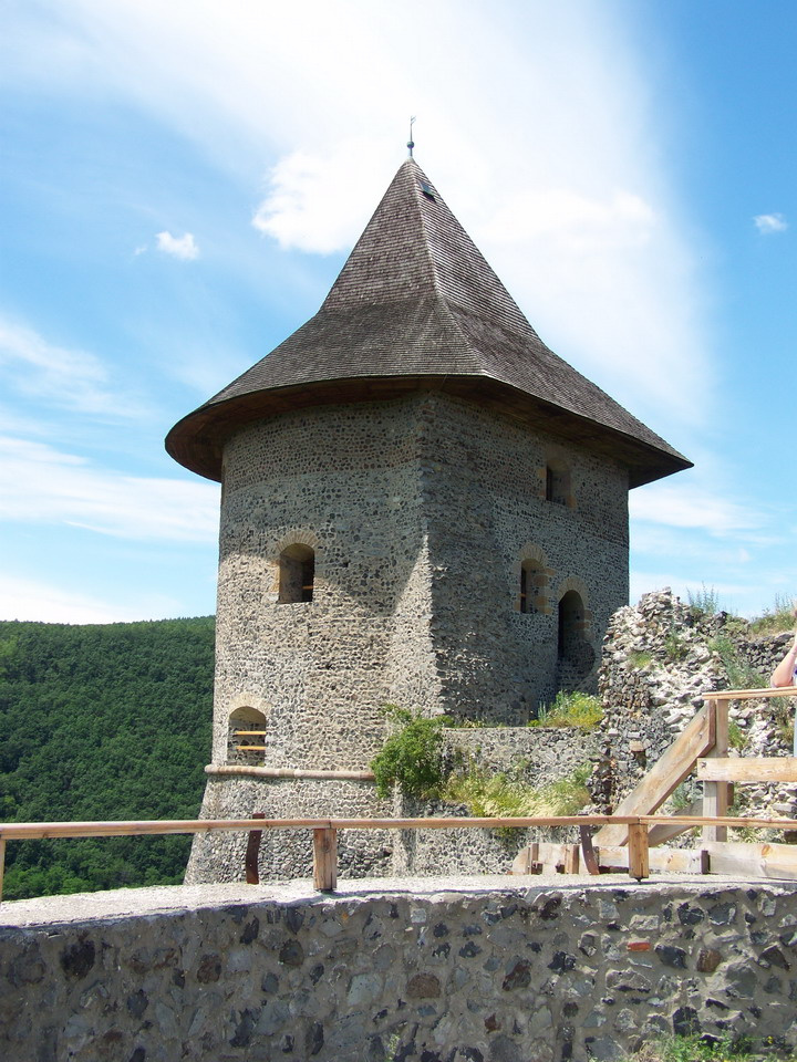 Somoskői vár, az északi torony a várból nézve