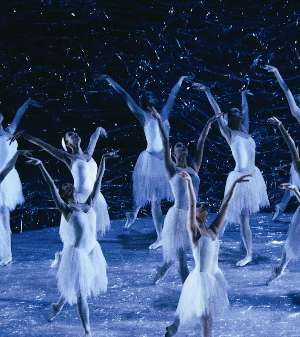 Artists of The Australian Ballet in Swan Lake photo Jim McFarlan