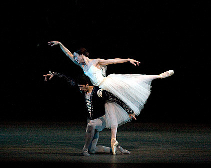 xiomara-reyes-as-giselle-and-herman-cornejo-as-albrecht-in-gisel