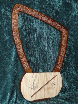 harpe-lyre a 16 cordes - decoree motif celte ref.ih-1071 (1)