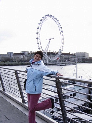 London Eyenél a Temze hídon