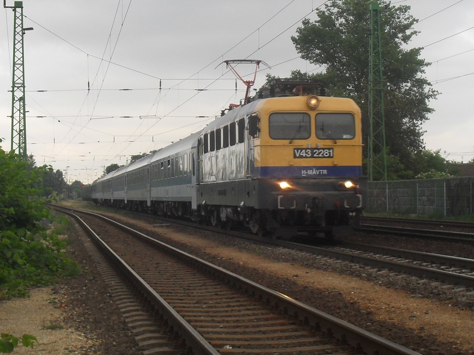 V43 2281 a Bereg IC élén